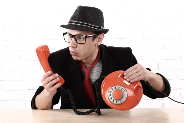 Déçu beau, en colère, homme montrant vieux téléphone, ne savent pas comment l'utiliser — Photo