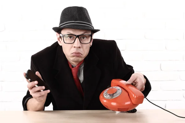 Disappointed handsome, angry, man showing old phone, do non know how to use it — Stock Photo, Image