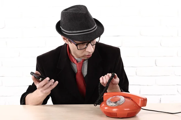 Déçu beau, en colère, homme montrant vieux téléphone, ne savent pas comment l'utiliser — Photo