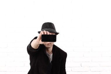 Cep telefonu kullanan adam