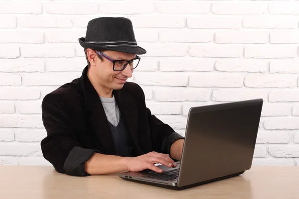 Hombre feliz usando teléfono inteligente y computadora portátil . — Foto de Stock