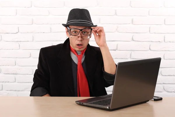 Impresionado joven hombre de negocios usando el ordenador portátil mirando la pantalla de la computadora impresionado en estupor sentado fuera de la oficina corporativa. Expresión del rostro humano, emoción, sentimiento, percepción, lenguaje corporal, reacción — Foto de Stock