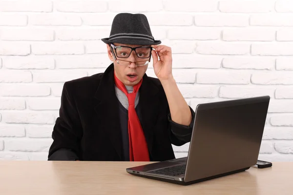 Impresionado joven hombre de negocios usando el ordenador portátil mirando la pantalla de la computadora impresionado en estupor sentado fuera de la oficina corporativa. Expresión del rostro humano, emoción, sentimiento, percepción, lenguaje corporal, reacción — Foto de Stock