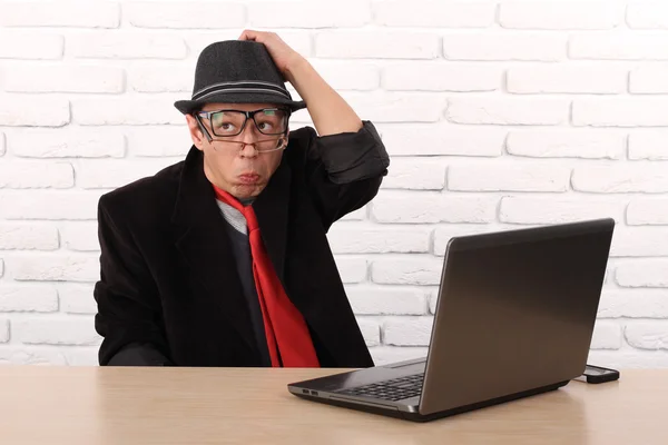 Schockierter junger Geschäftsmann, der mit seinem Laptop auf den Computerbildschirm blickt und fassungslos vor dem Büro des Unternehmens sitzt. Gesichtsausdruck, Emotion, Gefühl, Wahrnehmung, Körpersprache, Reaktion — Stockfoto