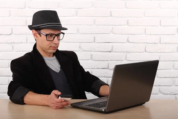 Hombre feliz usando teléfono inteligente y computadora portátil . — Foto de Stock