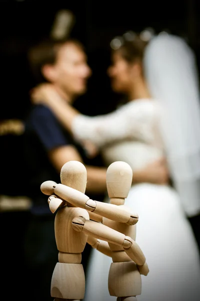 Wooden people staying and hugging, wedding couple  at bokeh. People relationship concept — Stock Photo, Image