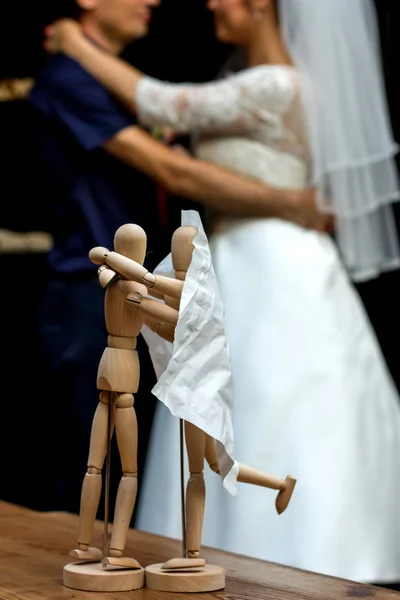 Wooden people staying and hugging, wedding couple  at bokeh. People relationship concept — Stock Photo, Image