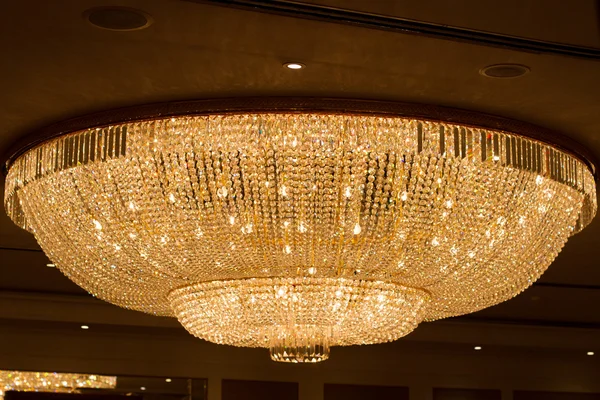 Il grande lampadario di cristallo — Foto Stock