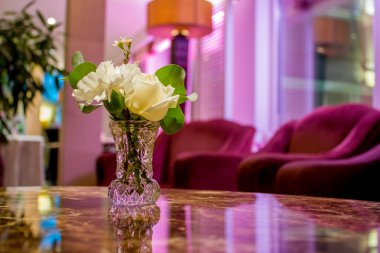 Yapay çiçek vazo ile