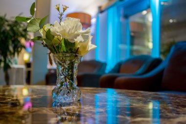 Yapay çiçek vazo ile