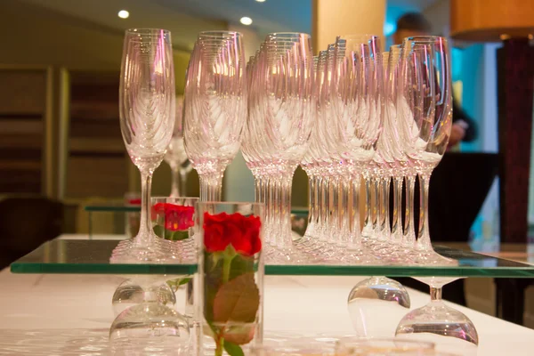 Gläser mit Wein auf dem Tisch - Party-Hintergrund — Stockfoto