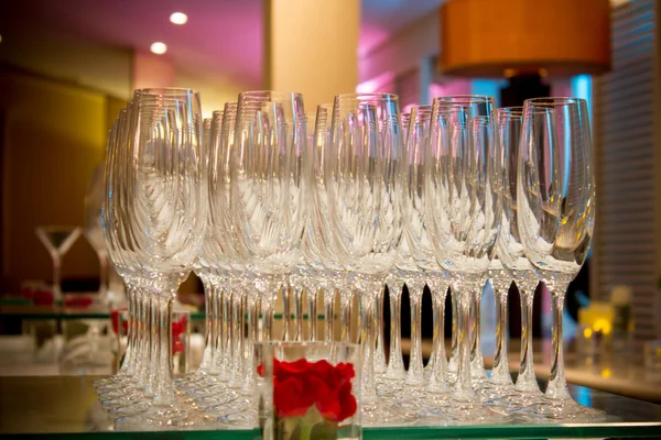 Gläser mit Wein auf dem Tisch - Party-Hintergrund — Stockfoto