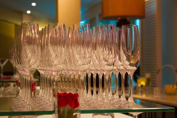 Gläser mit Wein auf dem Tisch - Party-Hintergrund — Stockfoto