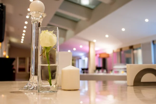 Tischdekoration mit Blumen Tischnummern und Kerzen — Stockfoto