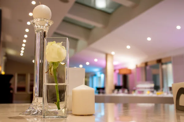 Decorazione tavola con fiori numeri di tavolo e candele — Foto Stock