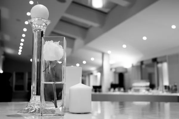 Tischdekoration mit Blumen Tischnummern und Kerzen — Stockfoto