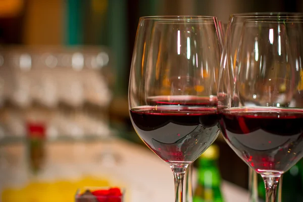 Weingläser an der Bar — Stockfoto