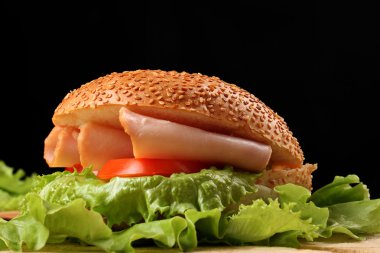 Sandviç ve domates ahşap masa