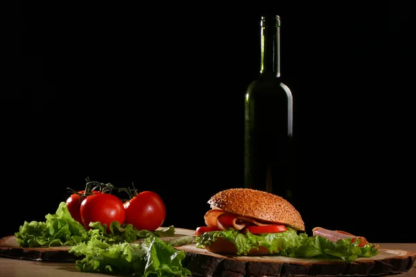 Sandwich e pomodori sulla scrivania di legno — Foto Stock