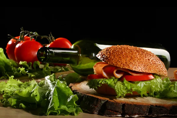 Sandwich y tomates en escritorio de madera — Foto de Stock