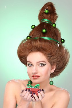 Noel kadın. Güzel yeni yıl ve Noel ağacı tatil saç ve makyaj. Güzellik kız portre. Renkli makyaj, saç