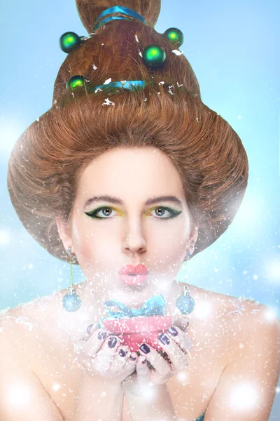 Magie. Schönheit Mode Modell Mädchen weht Urlaub magischen Schnee aus Geschenk. — Stockfoto