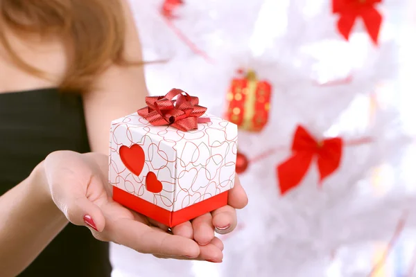 Mains tenant une belle boîte cadeau, cadeau de don féminin, vacances de Noël — Photo