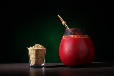 Güney Amerika yerba dostum kuru çay yaprakları ile bir tahta arkadaşı Kupası