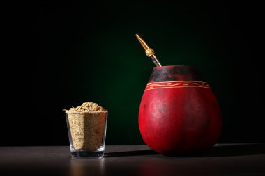 Güney Amerika yerba dostum kuru çay yaprakları ile bir tahta arkadaşı Kupası