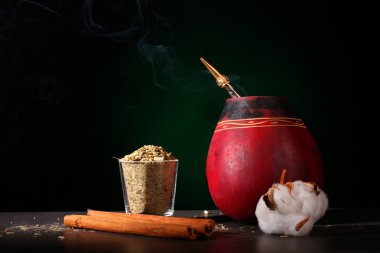 Güney Amerika yerba dostum kuru çay yaprakları ile bir tahta arkadaşı Kupası