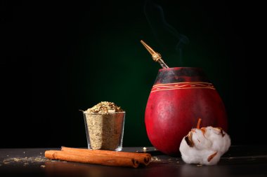 Güney Amerika yerba dostum kuru çay yaprakları ile bir tahta arkadaşı Kupası