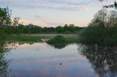 Gölde gün batımı