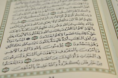 Arapça yazı görünür ile açık Kur'an