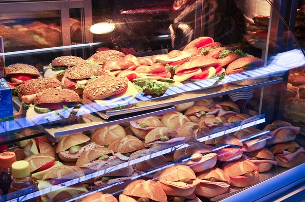 Sandwichesammlung in einem Schaufenster — Stockfoto