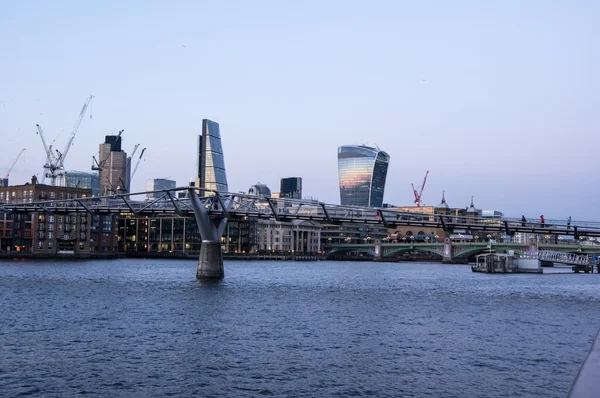 View of millennium bridge in London at evening — Zdjęcie stockowe
