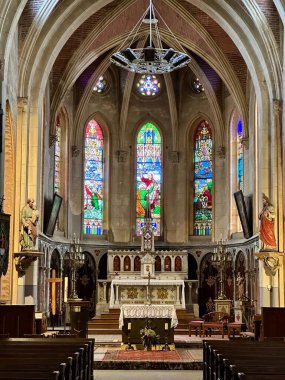 Le Crotoy, Fransa - 17 Ekim 2024: Somme Körfezi 'ndeki Saint-Pierre Kilisesi' nin içi, Gotik atlama tavanı, süslü sunak, dini heykeller ve renkli vitray pencereler sergilenmektedir.