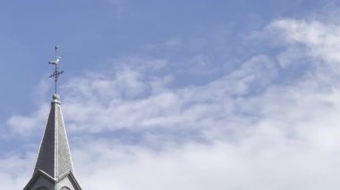 Chapelle Saint-Valery kulesi çapraz ve martı şekilli rüzgâr gülü mavi gökyüzü altında, koyu üzerinde yumuşak bulutlar arasında süzülen siyah başlı martılar, Saint-Valery-sur-Somme, Picardy, Fransa, kırsal sahne