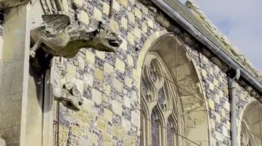 Gotik heykeller ve Saint-Martin Kilisesi 'nin çakmaktaşı taşından dama tahtası, Saint-Valery-sur-Somme, Picardy, dekoratif takibi, süsleme pencereleri ve parlak sonbahar gökyüzünün altında çatı detayları