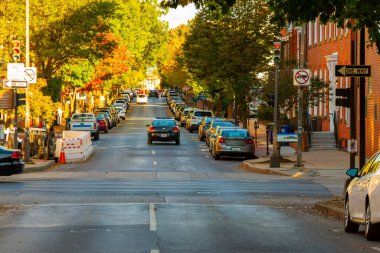 Frederick, MD, ABD 10 / 14 / 2020: Kilisenin öğleden sonra manzarası, Frederick. Burası, her iki tarafında klasik binalar bulunan tarihi bir kasaba. Sonbahar renkleri canlı yapraklarla ağaçlara hükmediyor