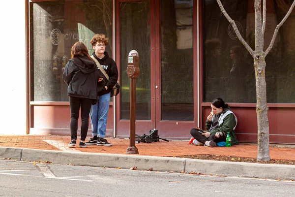 Frederick Usa 2020 Urban Location Homeless Girl Sitting Cross Legged — стоковое фото