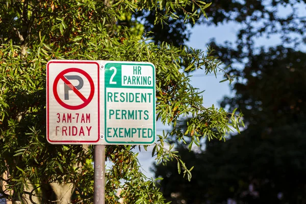 Рядом Дорожные Знаки Один Которых Запрещает Парковку Пятницам Другой Показывает — стоковое фото