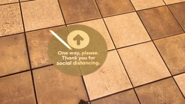 2020年10月23日 コーヒーショップは Covid 19に対する措置として 社会的距離を確保するために床の標識を設置しました 矢印記号は 連絡先を最小限に抑えるために店内の1つの方法に顧客を指示 — ストック動画