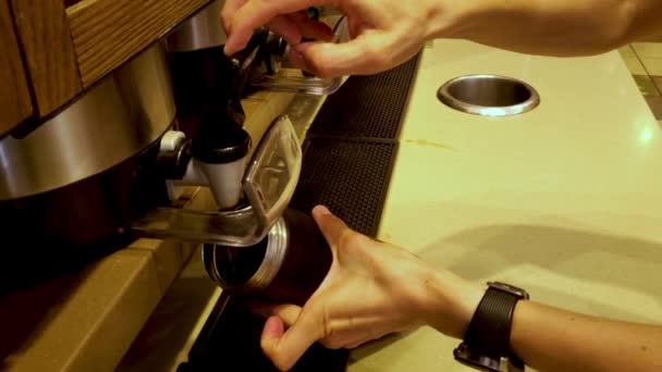 Rockville Usa 2020 Klientka Nalewa Kawę Kubka Samoobsługowej Kawiarni Używa — Wideo stockowe
