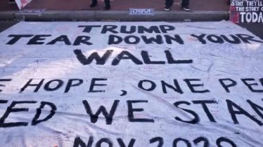 Washington DC, ABD 11 / 06 / 2020: Beyaz Saray yakınlarındaki Black Lives Matter Plaza 'da toplanan kalabalık seçimlerin sonucunu kutlarken Donald Trump' ı protesto etti. Başkanı eleştiren pankartlar görülüyor