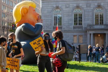 Washington DC, ABD 11 / 06 / 2020: Donald Trump 'ın ABD seçimlerinde yenilmesinin ardından Beyaz Saray yakınlarındaki protestocular. Başkan 'ın dev, komik bir maskotunun etrafında toplanıp bayrak ve afişlerle kutluyorlar. 