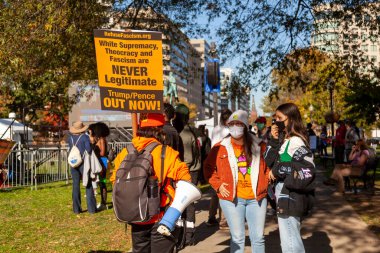 Washington DC, ABD, 11 / 06 / 2020: Seçimlerden sonra, Anti-Trump Protestocuları Beyaz Saray yakınlarındaki Siyah Yaşamlar Önemli Plaza 'da gösteri yaptılar. Bir kadın elinde 