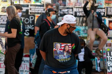 Washington DC, ABD 11 / 06 / 2020: Beyaz Saray yakınlarındaki Black Lives Matter Plaza 'da toplanan kalabalık Joe Biden' ın ABD seçimlerindeki zaferini kutladı. Biden Harris tişörtlü Afro-Amerikan bir adam da onlardan biri.