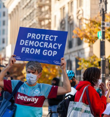 Washington DC, ABD 11 / 06 / 2020: Beyaz Saray yakınlarında toplanan kalabalık, Başkan Trump 'ın ABD seçimleri sonrasında oy sayımını durdurma eylemini protesto etti. Demokrasiyi Cumhuriyetçilerden koruyun diyen bir pankart gösteren bir adam