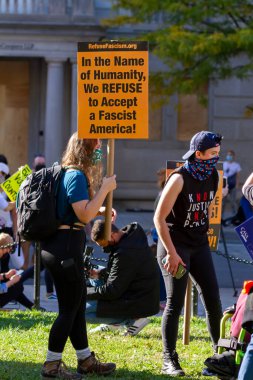 Washington DC, ABD, 11 / 06 / 2020: Seçimlerden sonra, Anti-Trump protestocuları Beyaz Saray yakınlarında gösteriler düzenliyor. Faşist Amerika 'yı kabul etmediğimizi söyleyen bir bayrak tutan bir kadın var.