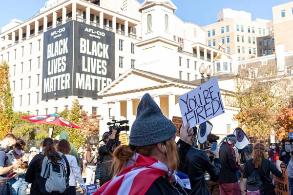 华盛顿特区 2020年6月11日 人群聚集在白宫附近的Black Lives Matter Plaza 庆祝美国选举的结果 一个女人举着横幅 上面写着 你被解雇了 — 图库照片